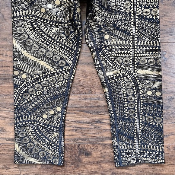 ZUMBA • All Night Metallic Capri Leggings cropped gold foil medallion print - Picture 7 of 11